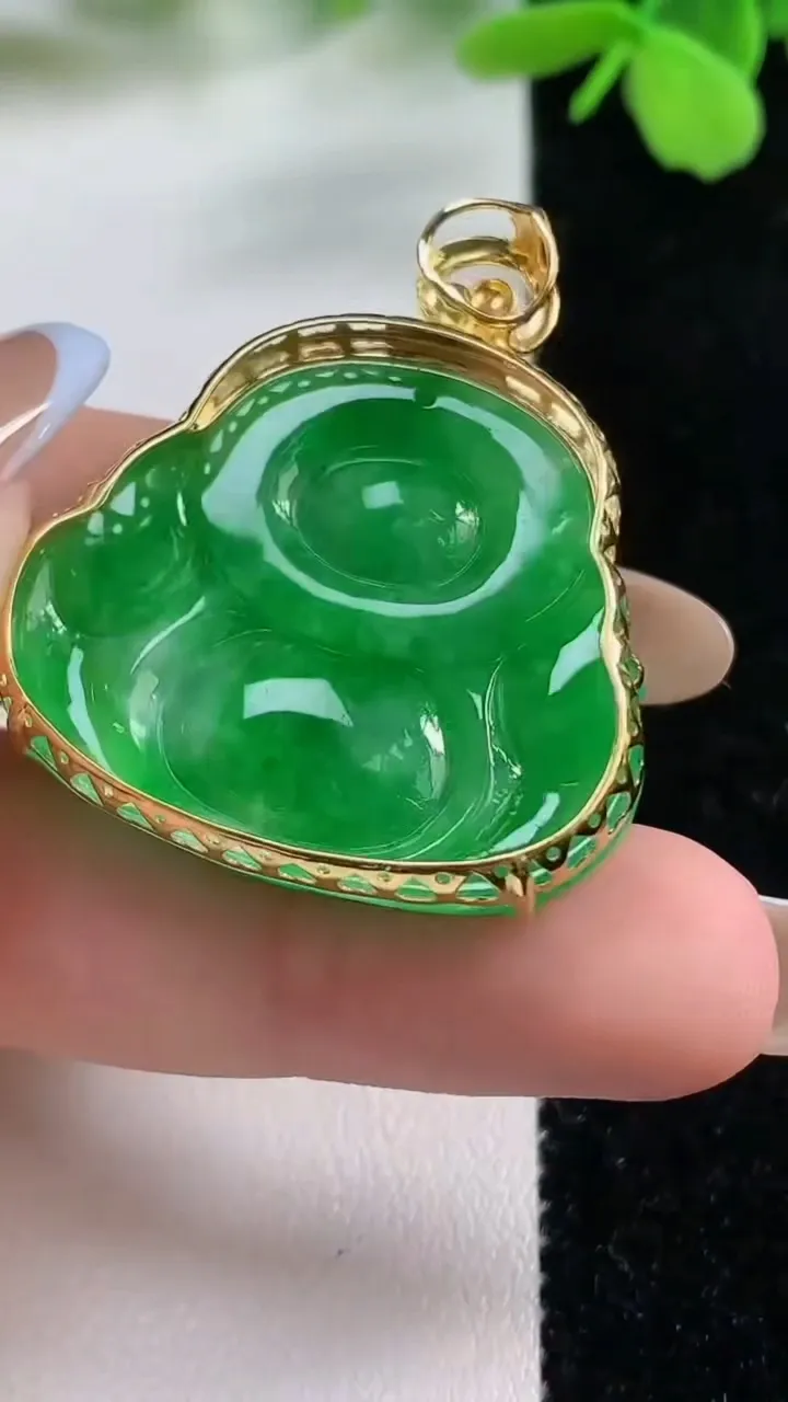 天然A货翡翠平安扣吊坠，尺寸34.8-5.5，重量:15.29g
11月3日