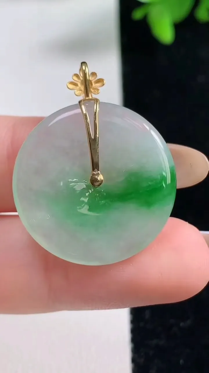 天然A货翡翠平安扣吊坠，尺寸24-3.8，重量:5.38g
11月3日