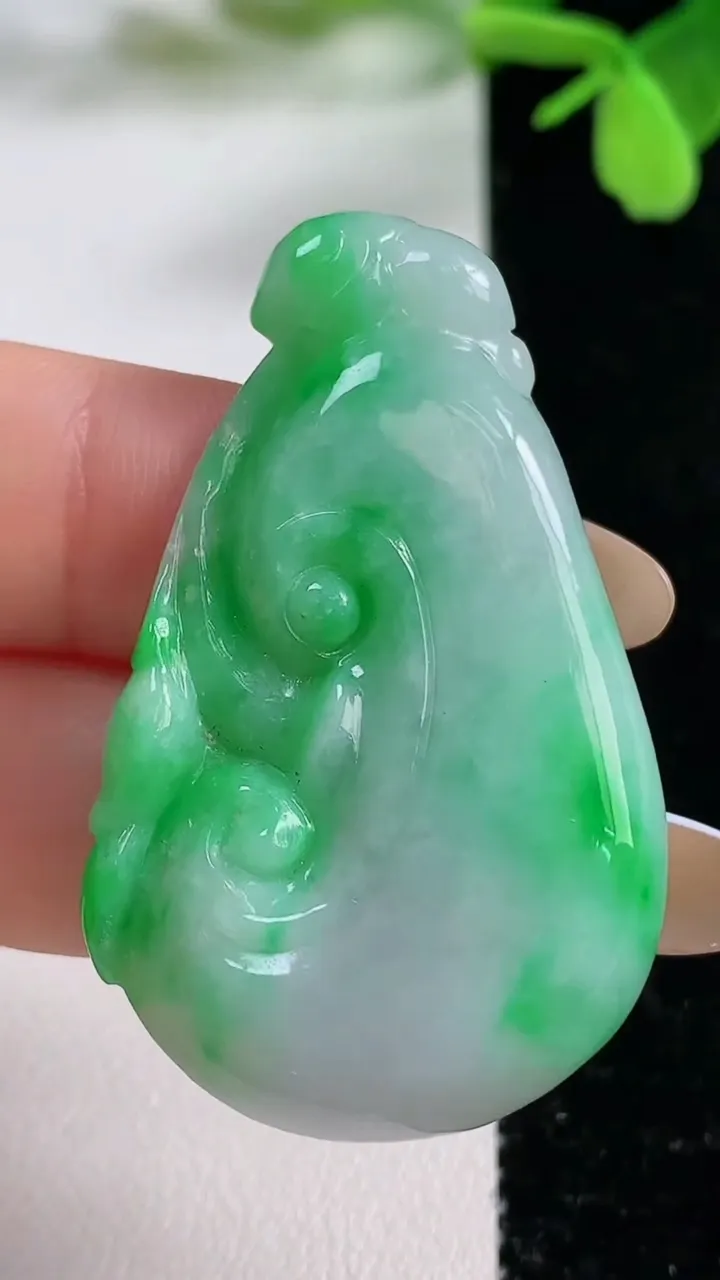 天然A货翡翠如意吊坠，尺寸44.8-28-6.8，重量:14.41g
11月3日