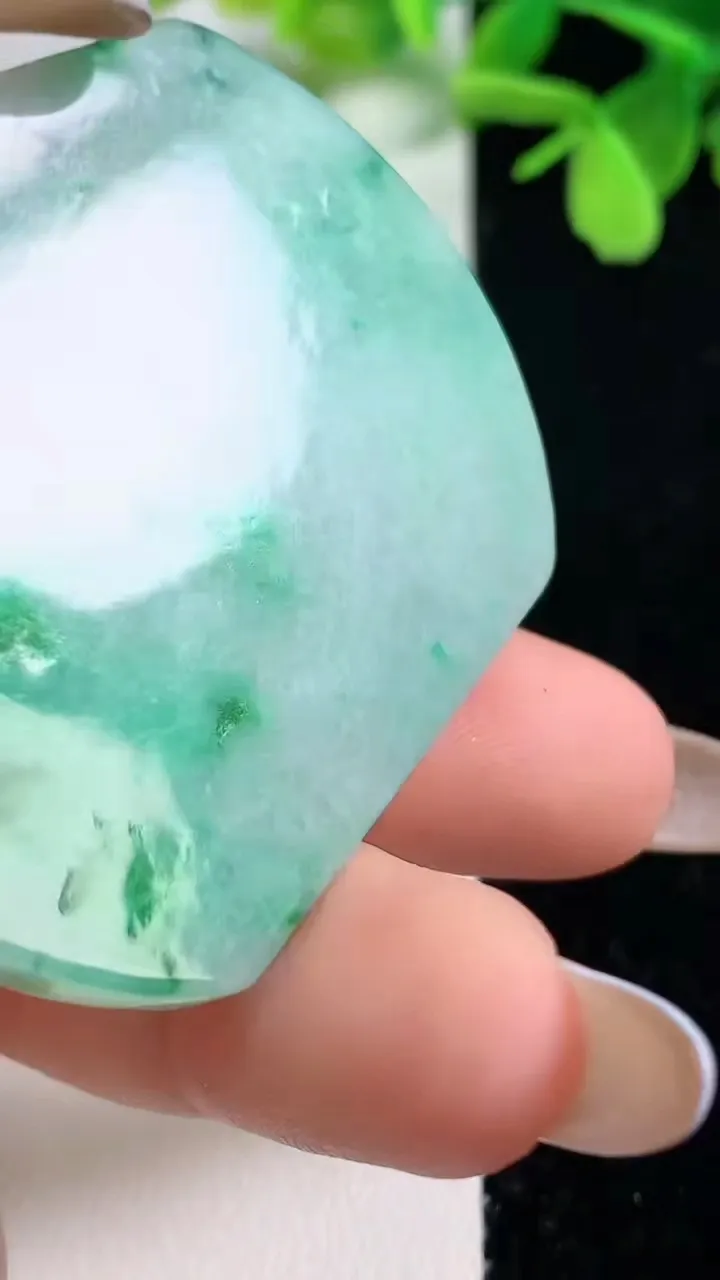 天然A货翡翠无事牌镶嵌件，尺寸52-44-5.5，重量:33.11g
11月3日