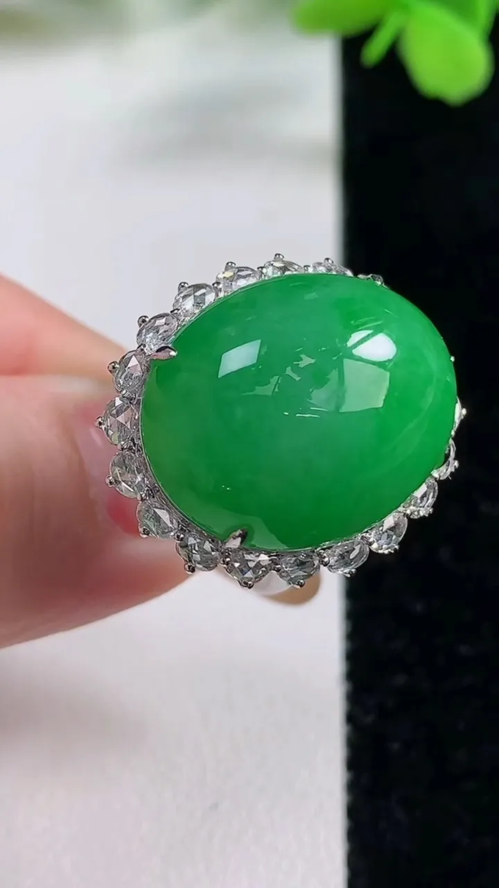 天然A货翡翠蛋面戒指，尺寸18-20.7-16.5-12.8，重量:8.18g2025年11月3日
工厂直销收藏佳品,种好水足，色泽均匀，有种有色，上手高大气！