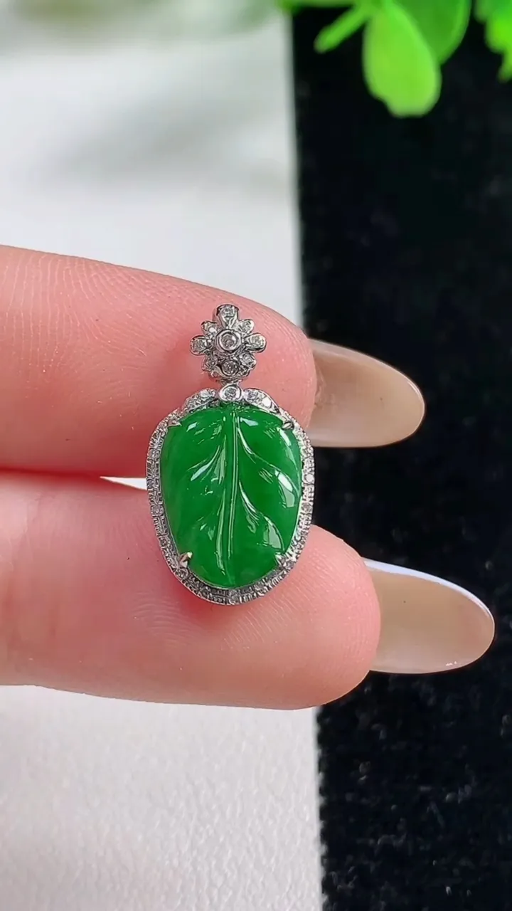 天然A货翡翠金枝玉叶 叶子吊坠，尺寸19.6-11-4.7，裸石11.8-8.8重量:1.36g
1