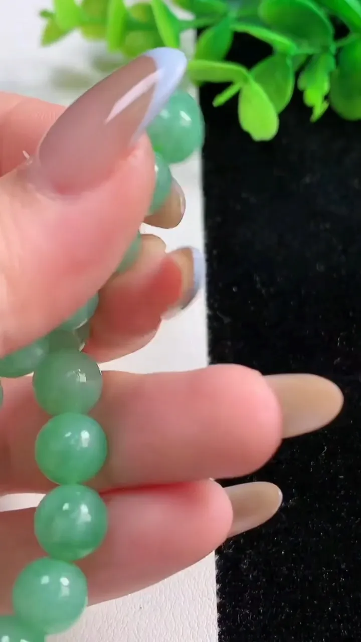 天然A货翡翠圆珠手串，尺寸8.7-21颗，重量:24.40g11月3日
工厂直销收藏佳品,种好水足，色泽均匀，有种有色，上手高大气！