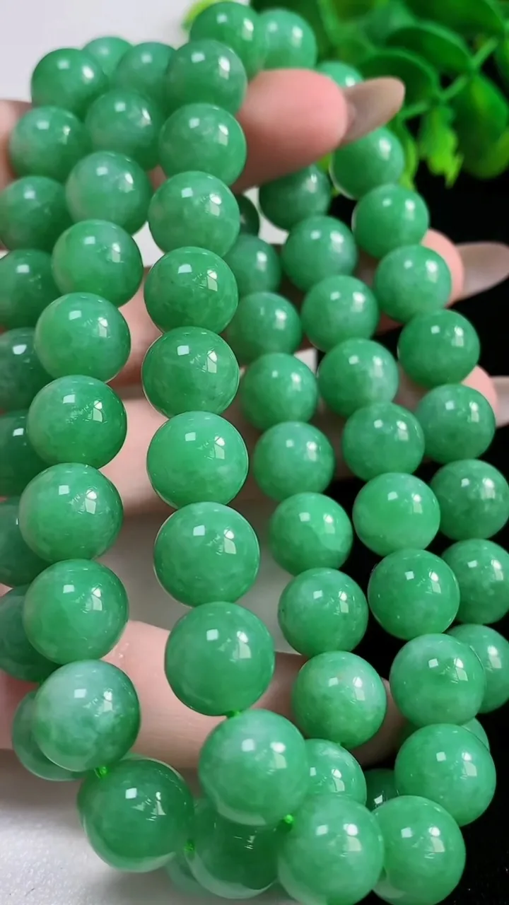 天然A货翡翠圆珠项链，尺寸10-68颗，重量:123.31g11月3日
工厂直销收藏佳品,种好水足，色泽均匀，有种有色，上手高大气！