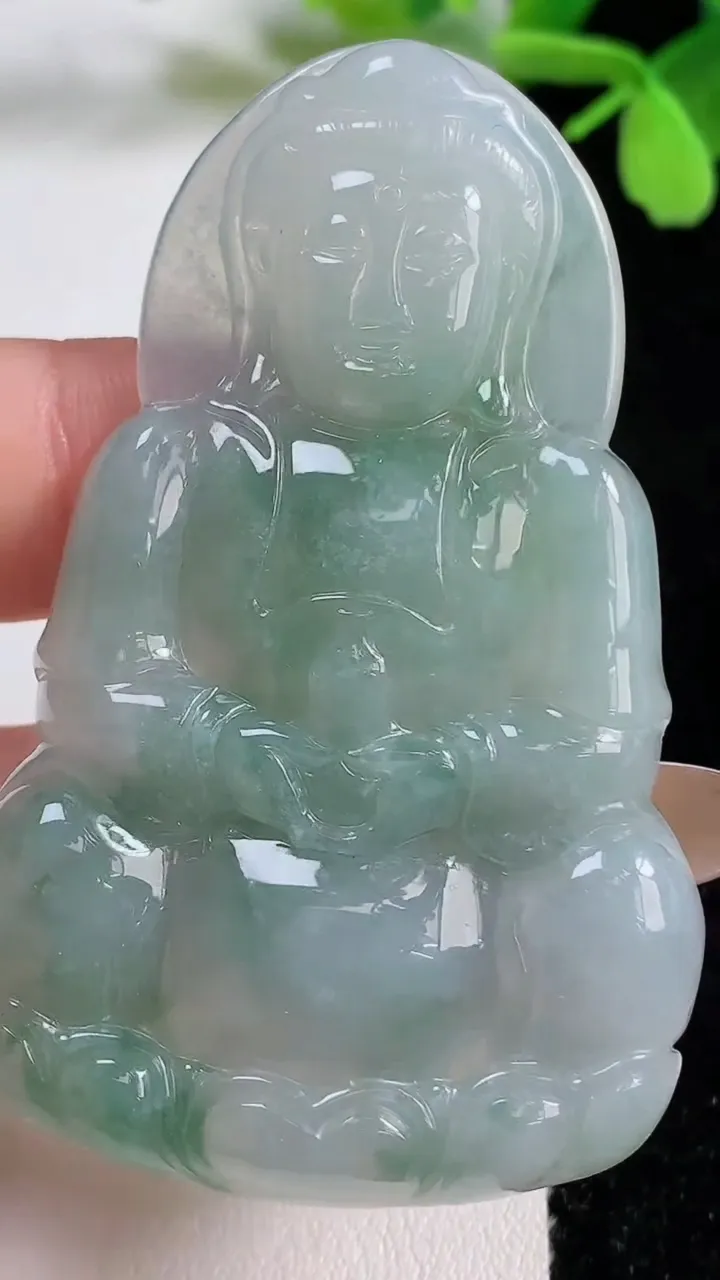 天然A货翡翠观音菩萨吊坠，尺寸62.6-39-5.8，重量:24.84g
11月3日