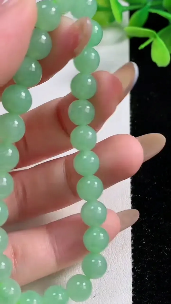 天然A货翡翠圆珠手串，尺寸7.2-26颗，重量:16.41g11月3日
工厂直销收藏佳品,种好水足，色泽均匀，有种有色，上手高大气！