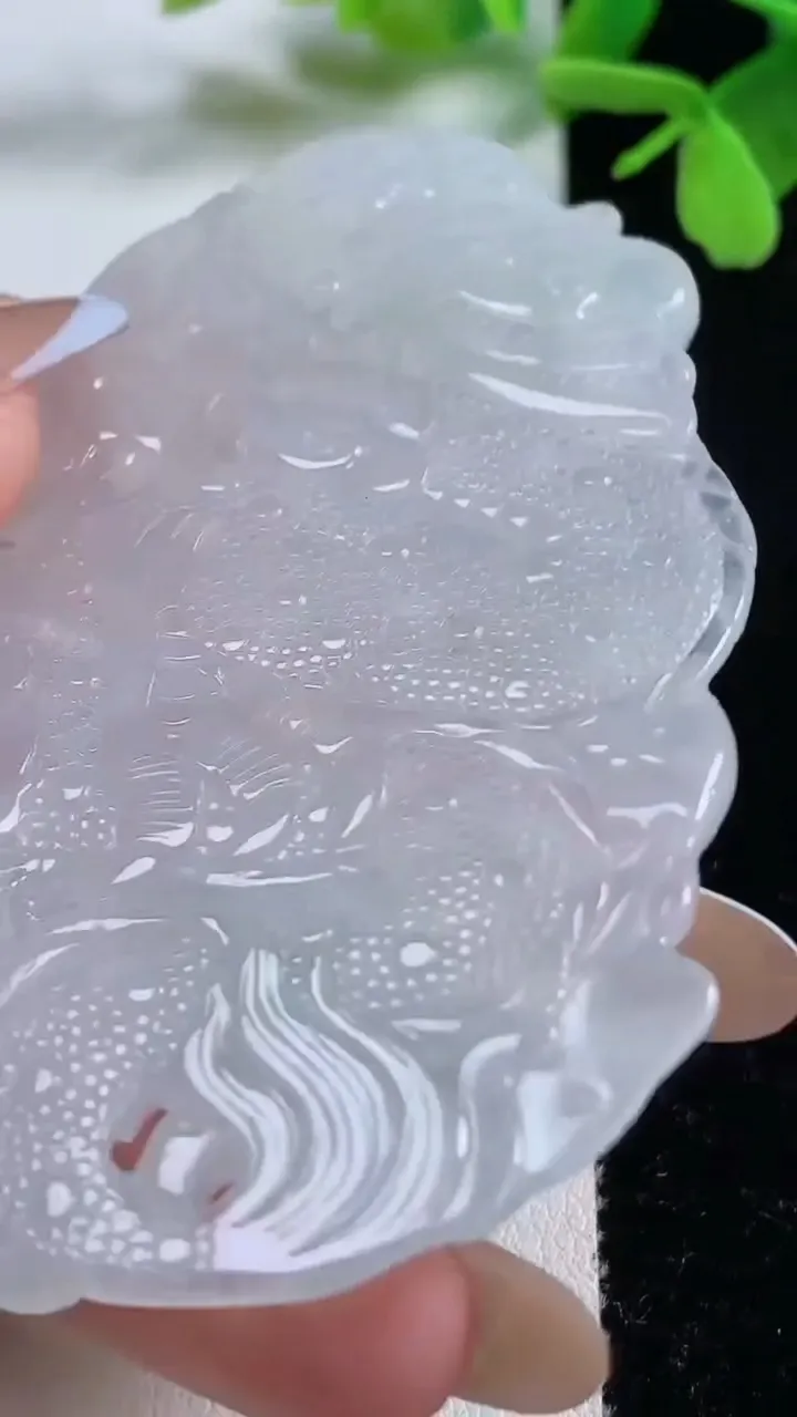 天然A货翡翠龙牌吊坠，尺寸76.2-42-5.6，重量:36.94g
11月3日