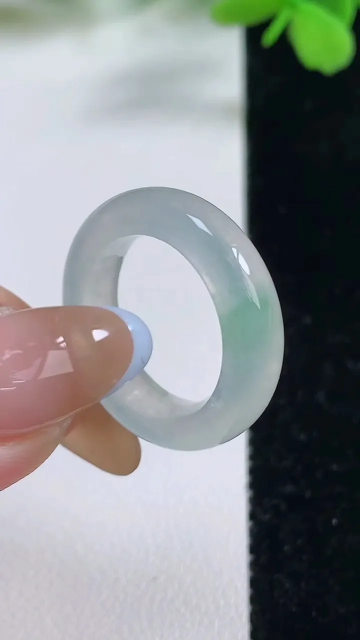 天然A货翡翠指环戒指，尺寸16.6-5.3-4.2，重量:4.60g2025年11月3日
工厂直销收藏佳品,种好水足，色泽均匀，有种有色，上手高大气！