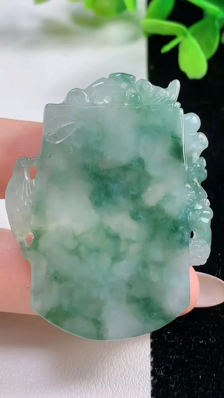 天然A货翡翠冰种飘花鸟语花香吊坠，尺寸49.7-40-4.6，重量:22.18g
11月3日