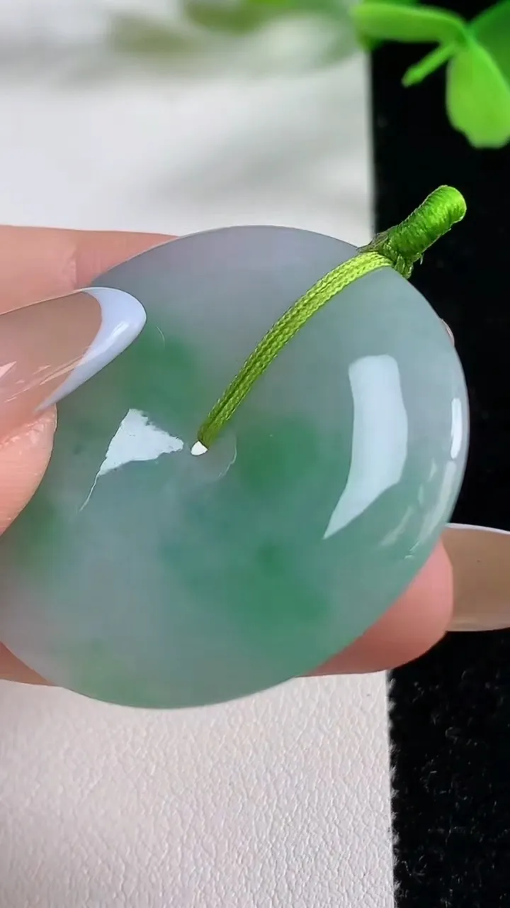 天然A货翡翠逍遥佛吊坠，尺寸52.4-36.5-8.7，重量:29.13g
11月3日