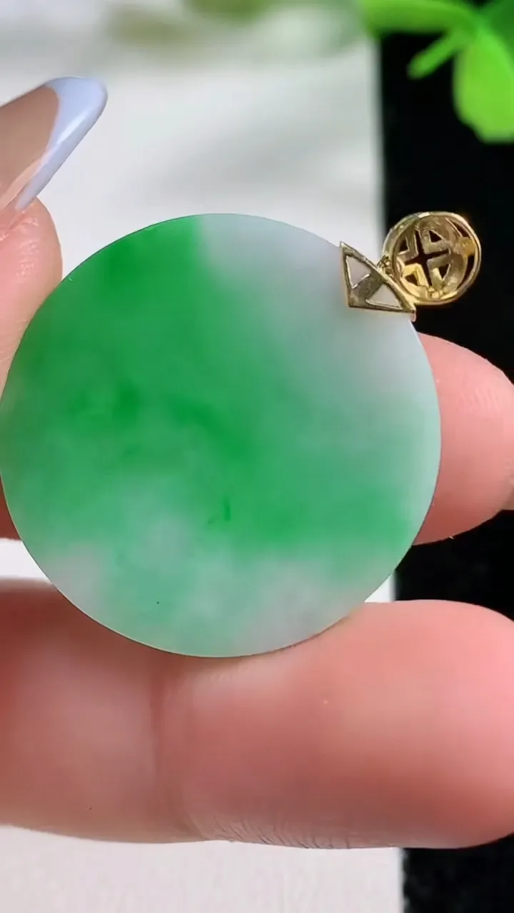天然A货翡翠无事牌吊坠，尺寸26.2-1.9，重量:3.99g
11月3日