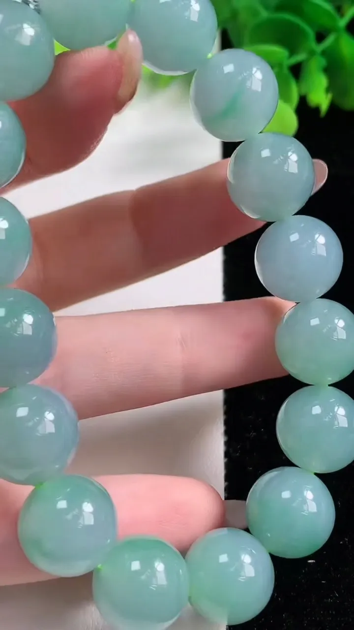 天然A货翡翠圆珠手串，尺寸12.9-16颗，重量:60.98g11月3日
工厂直销收藏佳品,种好水足，色泽均匀，有种有色，上手高大气！