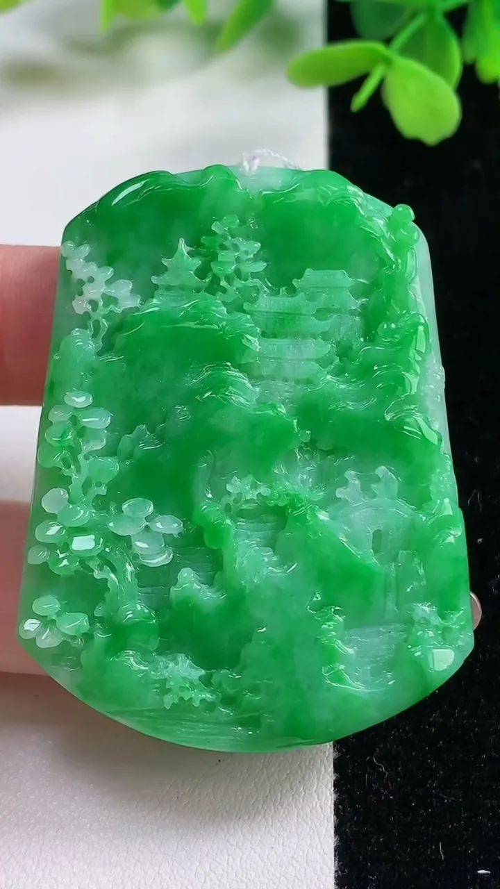 天然A货翡翠 飘阳绿山水牌吊坠，尺寸53.9-39.4-5.9，重量:27.75g
11月3日