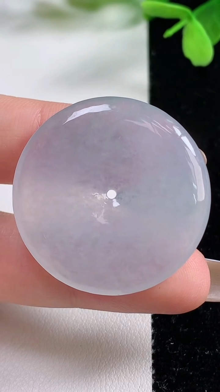 天然A货翡翠平安扣吊坠，尺寸33.8-4.6，重量:11.62g
11月3日