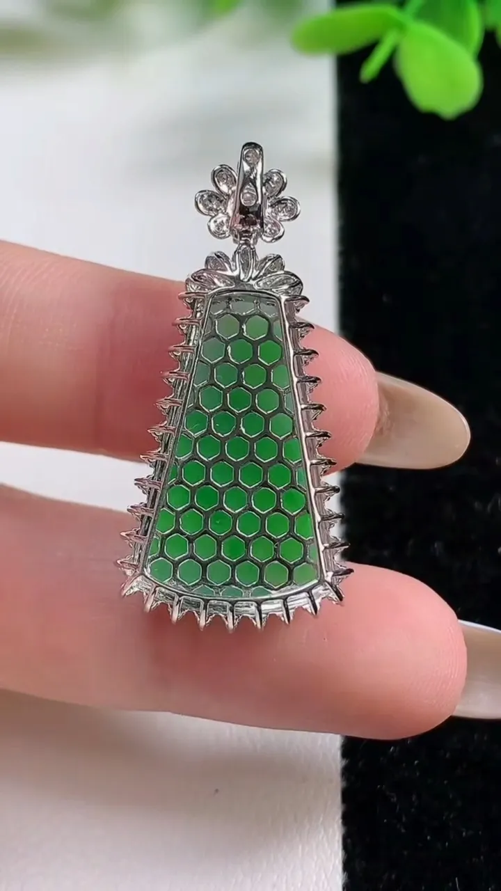 天然A货翡翠无事牌吊坠，尺寸37.2-17.5-8，裸石24-15重量:4.24g
11月3日