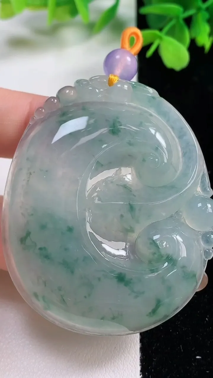 天然A货翡翠种飘花如意吊坠，尺寸56.8-46.8-7.4，重量:40.38g
11月3日