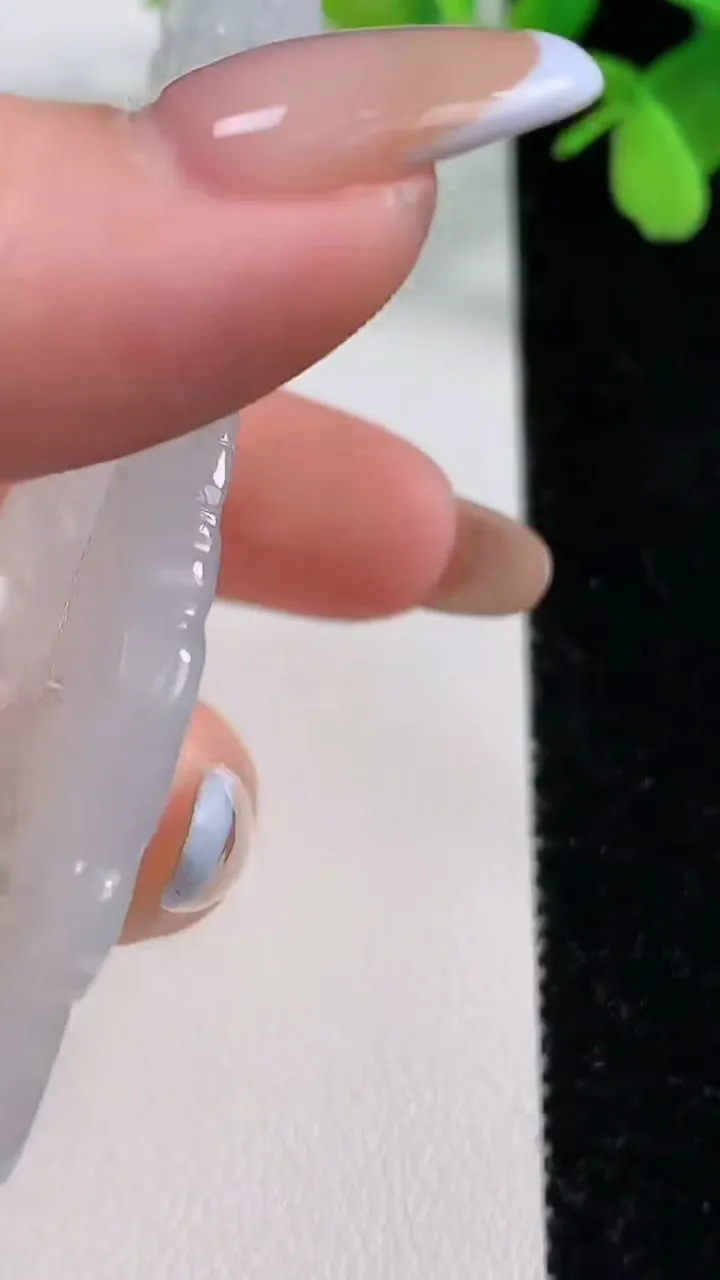 天然A货翡翠龙牌吊坠，尺寸76.2-42-5.6，重量:36.94g
11月3日