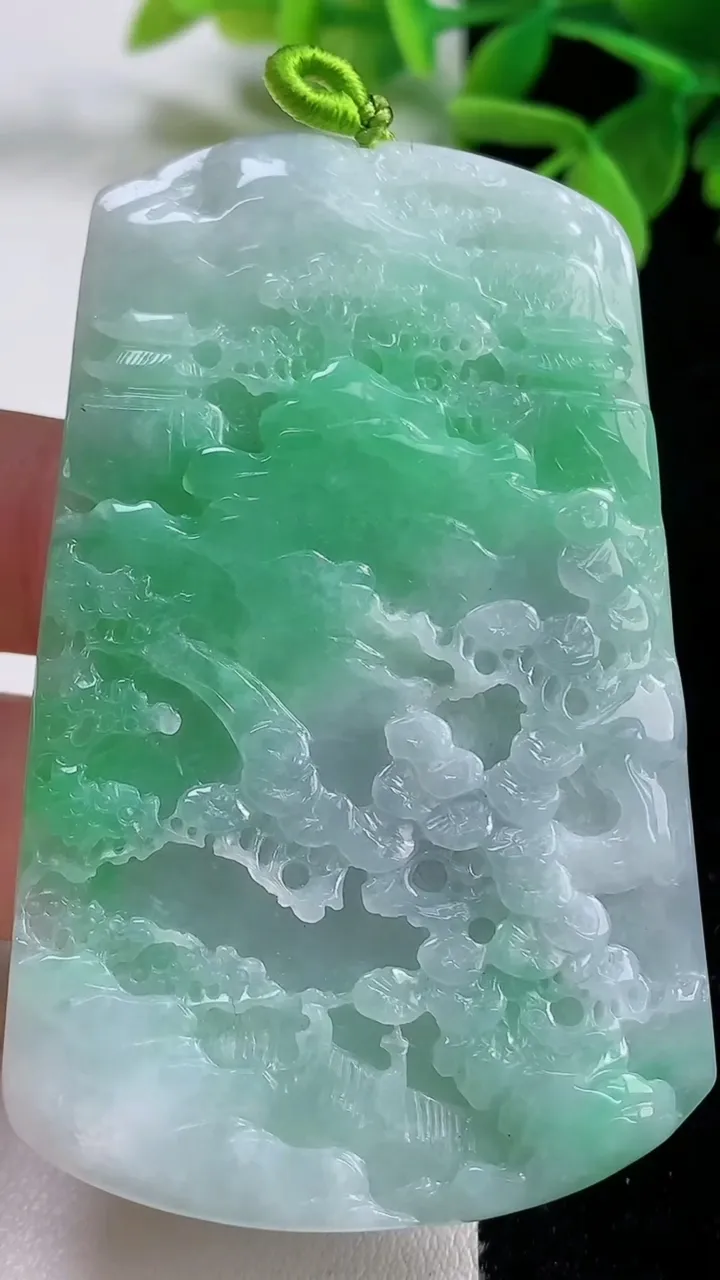 天然A货翡翠山水牌吊坠，尺寸67.3-42.5-5.8，重量:36.60g
11月3日