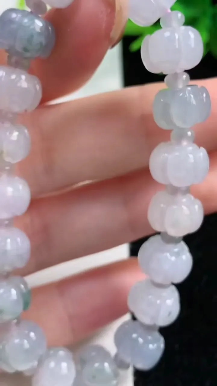 天然A货翡翠紫罗兰飘花莲花手串，尺寸10.3-7-19颗，重量:29.32g11月3日
工厂直销收藏佳品,种好水足，色泽均匀，有种有色，上手高大气！