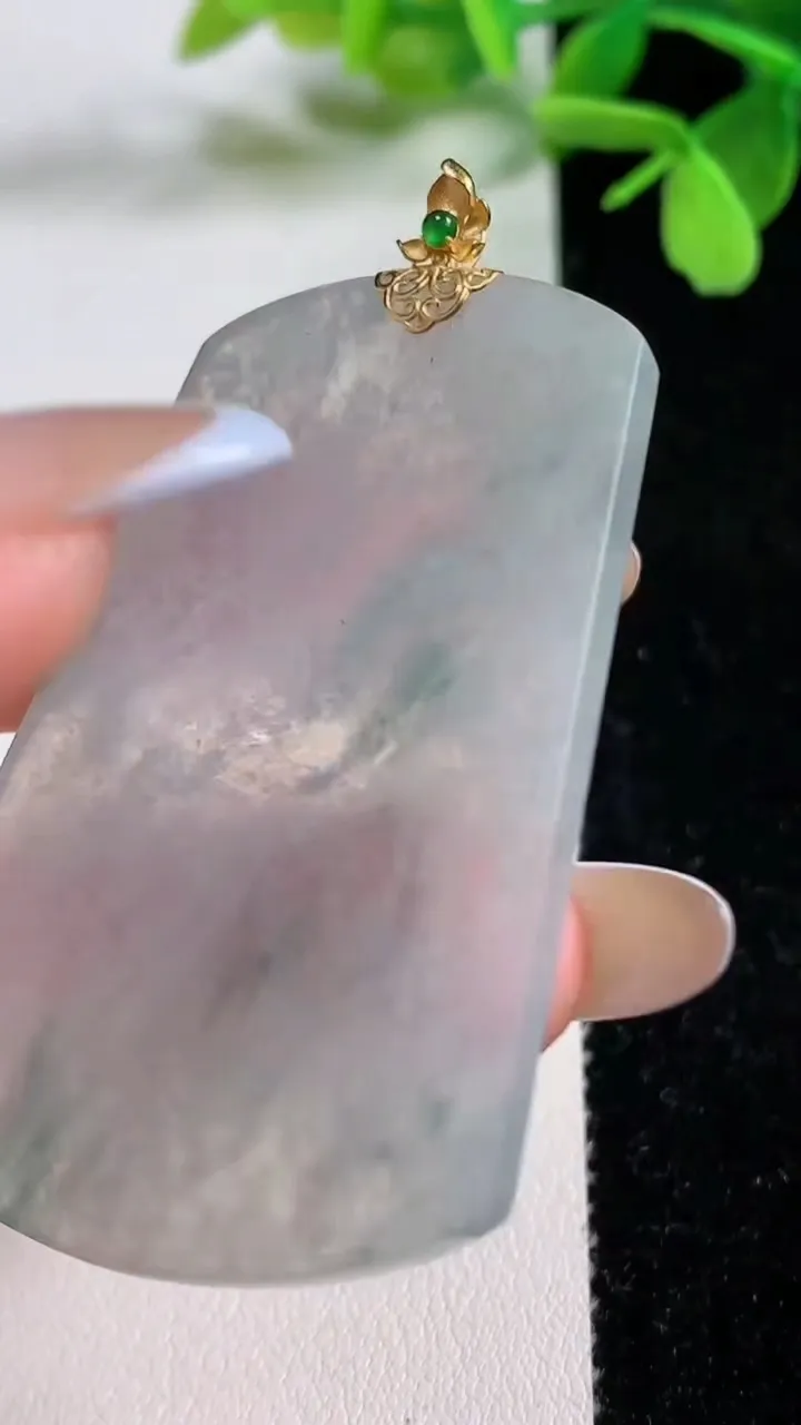 天然A货翡翠种飘花无事牌吊坠，尺寸547-35.4-3.8，重量:17.25g
11月3日