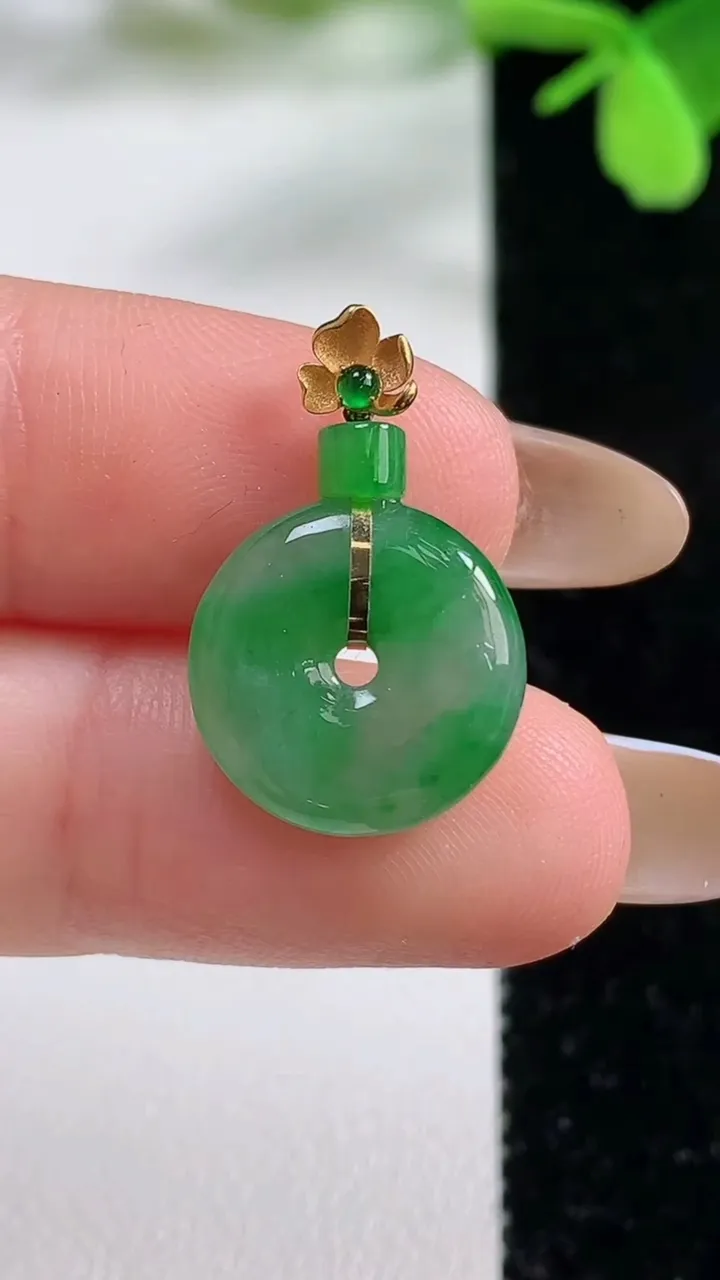 天然A货翡翠平安扣吊坠，尺寸14.2-3.4，重量:1.71g
11月3日
