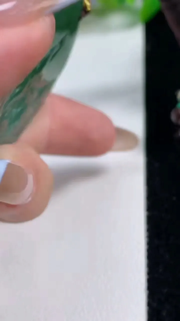 天然A货翡翠虚空藏菩萨吊坠，尺寸68.3-38.1-6.3，重量:28.46g
11月3日