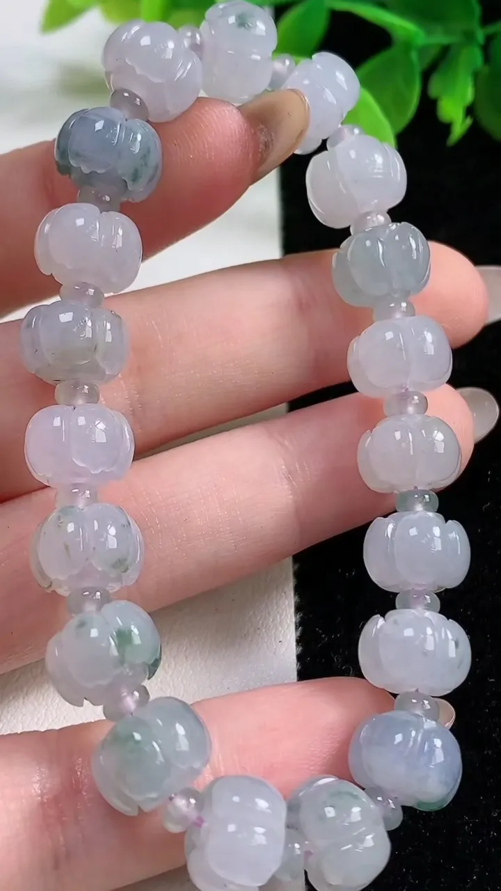 天然A货翡翠紫罗兰飘花莲花手串，尺寸10.3-7-19颗，重量:29.32g11月3日
工厂直销收藏佳品,种好水足，色泽均匀，有种有色，上手高大气！