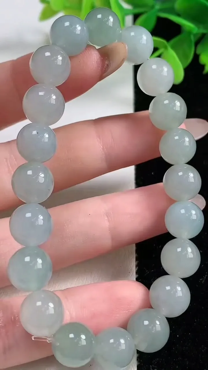 天然A货翡翠圆珠手串，尺寸9.8-20颗，重量:29.29g11月3日
工厂直销收藏佳品,种好水足，色泽均匀，有种有色，上手高大气！