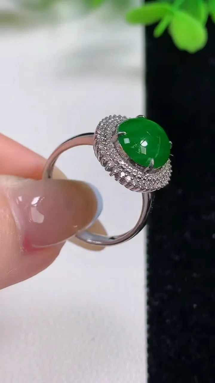 天然A货翡翠蛋面戒指，尺寸17.6-12-9.1-7.2，重量:4.04g2025年11月3日
工厂直销收藏佳品,种好水足，色泽均匀，有种有色，上手高大气！