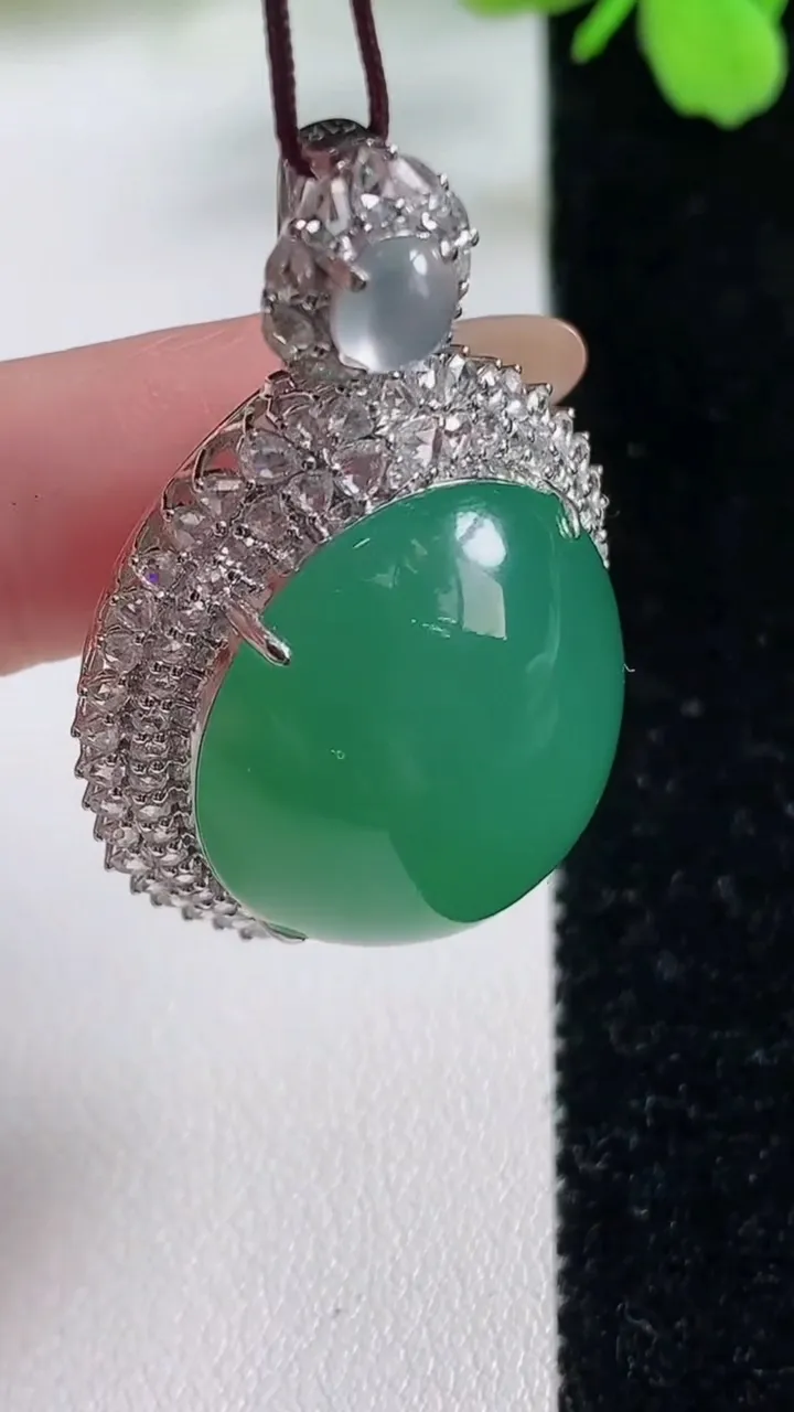 天然A货翡翠蛋面吊坠，尺寸42.4-27-17，裸石22.8-20.6重量:15.72g
11月3日
