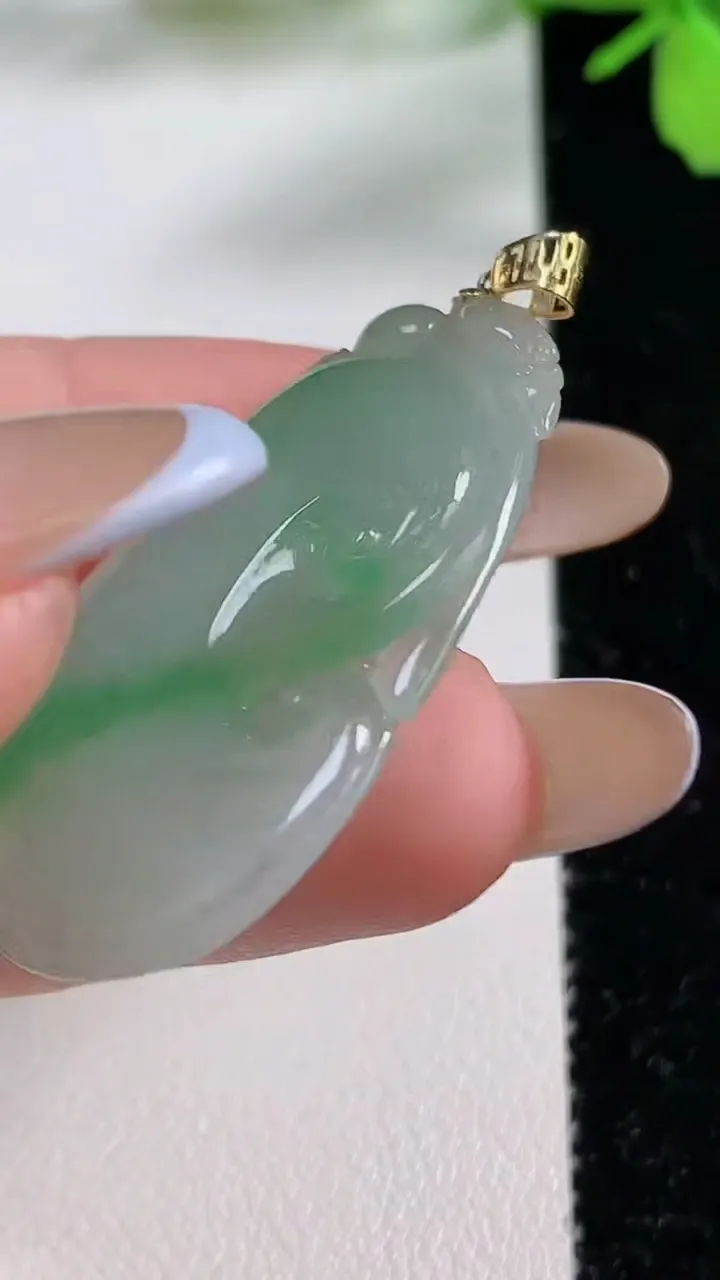 天然A货翡翠如意吊坠，尺寸38.2-22-4.6，重量:6.90g
11月3日