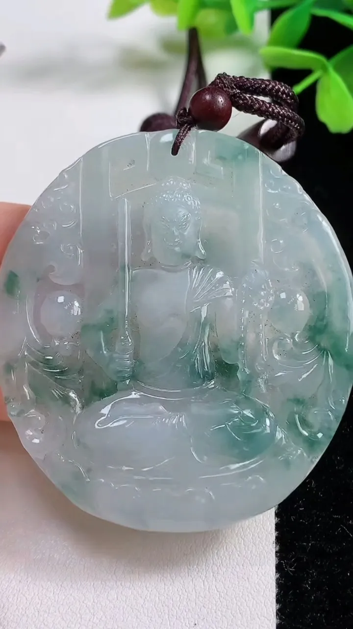 天然A货翡翠冰种飘花不动明王吊坠，尺寸55.7-50.5-5.3，重量:30.28g
11月3日