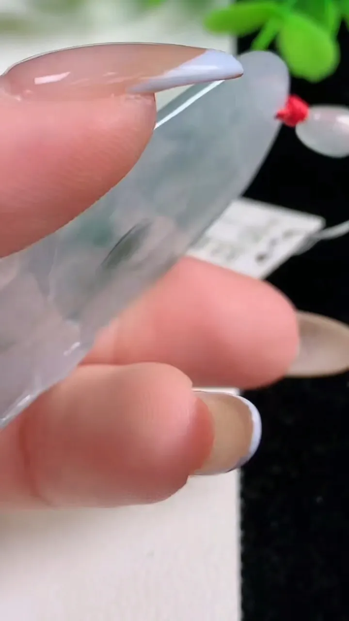 天然A货翡翠种飘花观音菩萨吊坠，尺寸60.7-27.4-6.2，重量:21.46g
11月3日