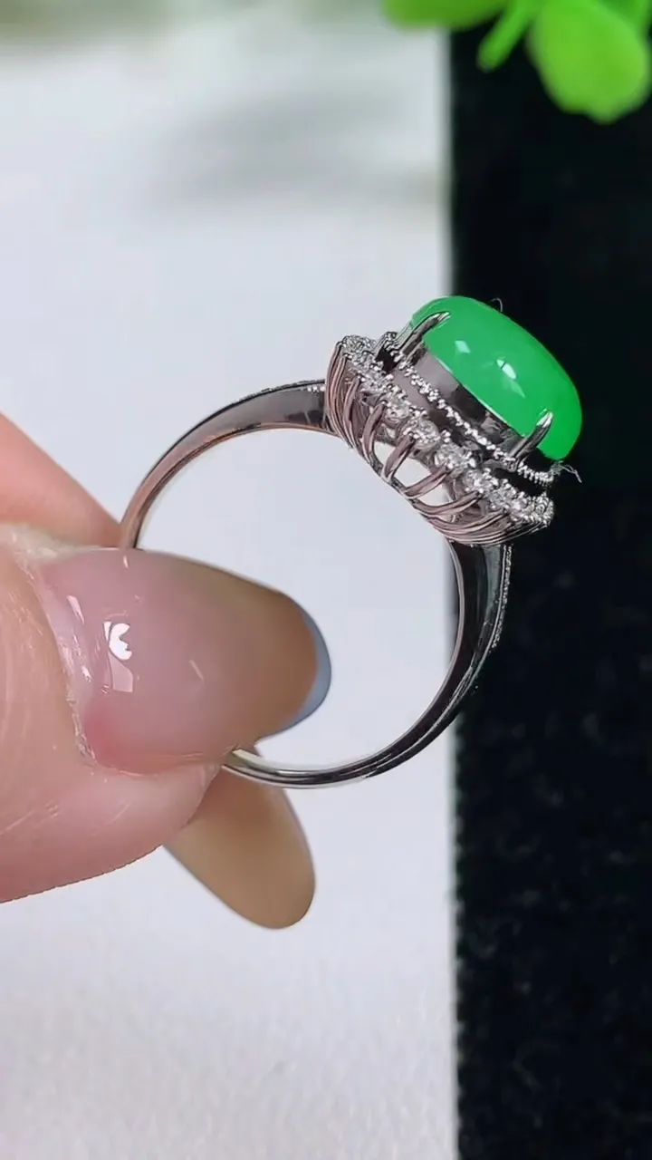 天然A货翡翠蛋面戒指，尺寸17.3-12-9.5-8.8，重量:3.88g2025年11月3日
工厂直销收藏佳品,种好水足，色泽均匀，有种有色，上手高大气！