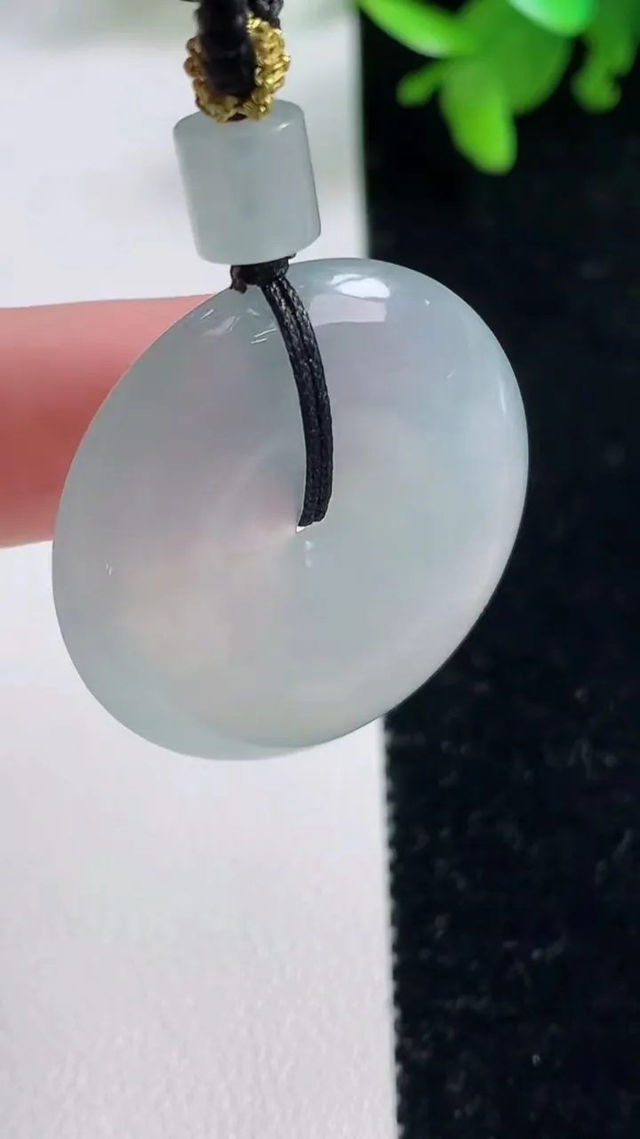 天然A货翡翠平安扣吊坠，尺寸29.8-5.9，重量:14.80g
11月3日