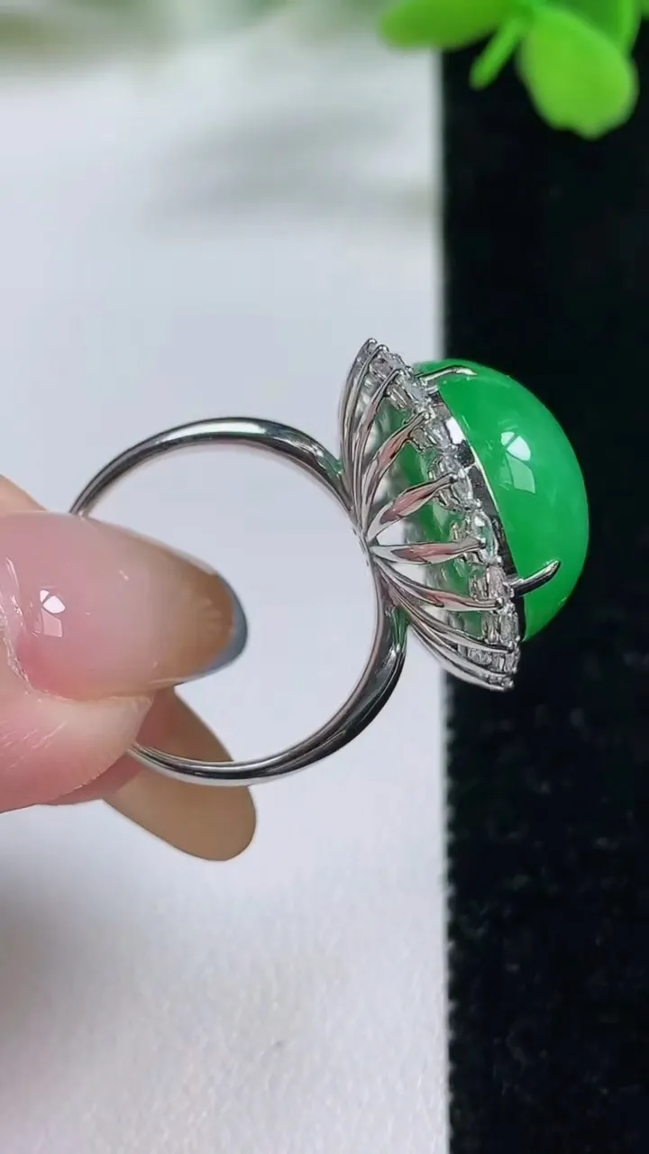 天然A货翡翠蛋面戒指，尺寸18-20.7-16.5-12.8，重量:8.18g2025年11月3日
工厂直销收藏佳品,种好水足，色泽均匀，有种有色，上手高大气！