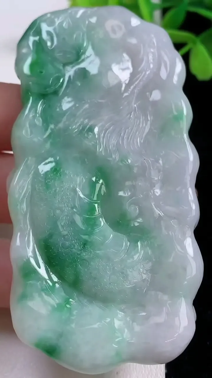 天然A货翡翠龙牌吊坠，尺寸80.3-39-11，重量:74.49g
11月3日