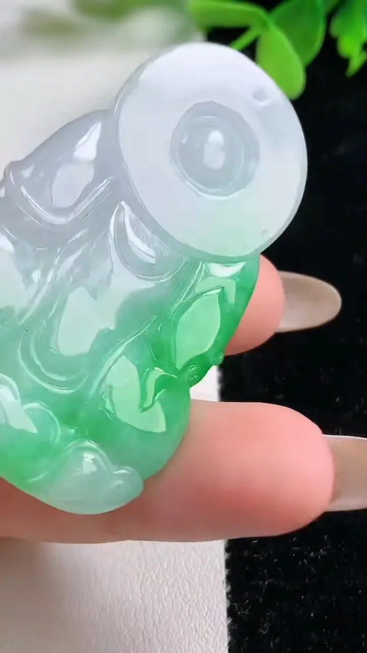 天然A货翡翠观音菩萨吊坠，尺寸54.8-33.2-6.6，重量:22.67g
11月3日