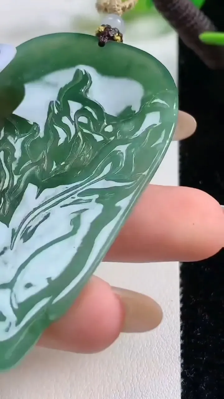 天然A货翡翠虚空藏菩萨吊坠，尺寸68.3-38.1-6.3，重量:28.46g
11月3日