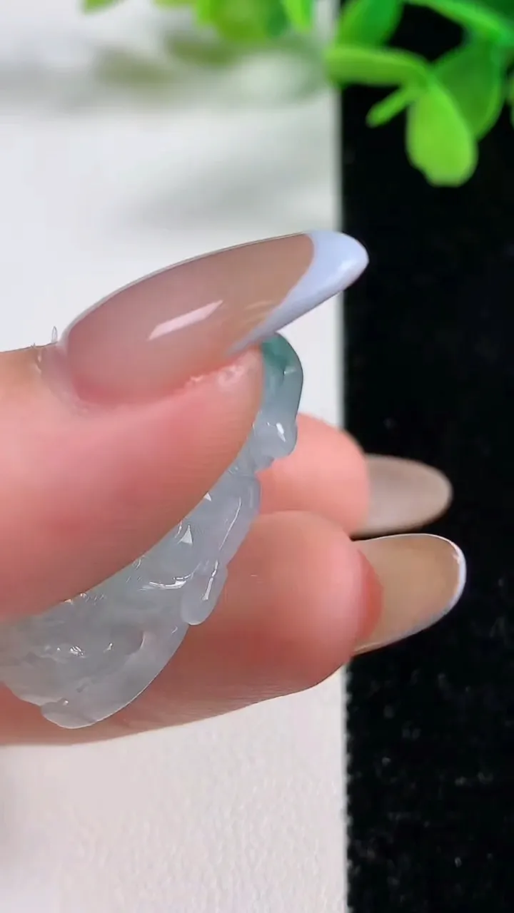 天然A货翡翠冰种飘花貔貅吊坠，尺寸37.5-20.8-11.3，重量:21.15g
11月3日