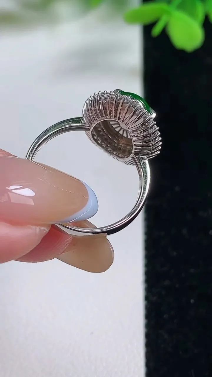 天然A货翡翠蛋面戒指，尺寸17.6-12-9.1-7.2，重量:4.04g2025年11月3日
工厂直销收藏佳品,种好水足，色泽均匀，有种有色，上手高大气！