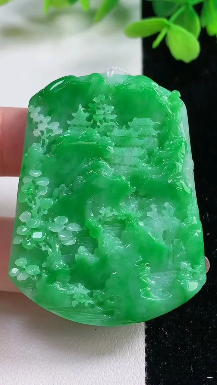 天然A货翡翠 飘阳绿山水牌吊坠，尺寸53.9-39.4-5.9，重量:27.75g
11月3日