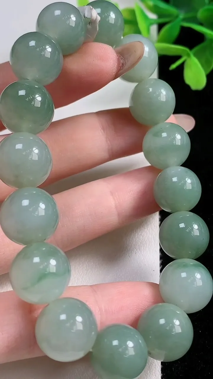 天然A货翡翠圆珠手串，尺寸12.9-16颗，重量:58.53g11月3日
工厂直销收藏佳品,种好水足，色泽均匀，有种有色，上手高大气！