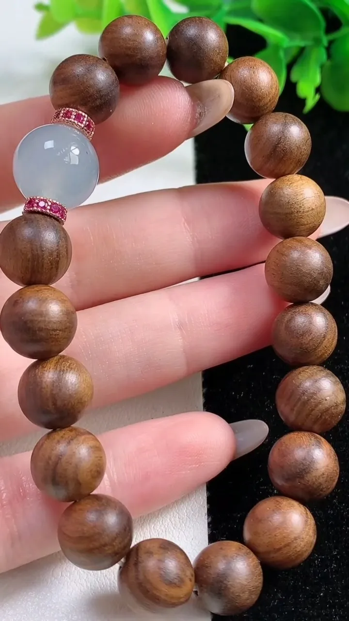 天然A货翡翠种白冰圆珠手串，尺寸12，重量:13.59g11月3日
工厂直销收藏佳品,种好水足，色泽均匀，有种有色，上手高大气！