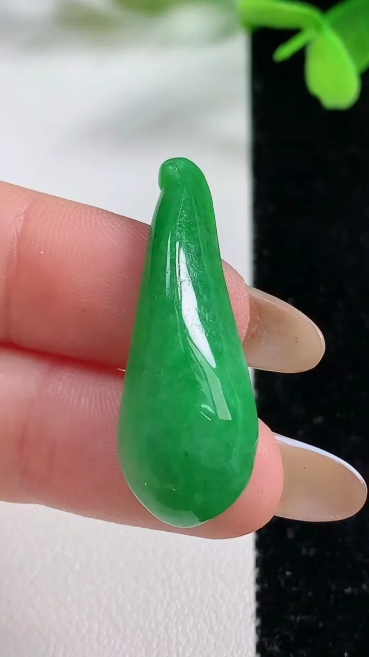 天然A货翡翠福瓜吊坠，尺寸35.3-13-5.2，重量:3.62g
11月3日