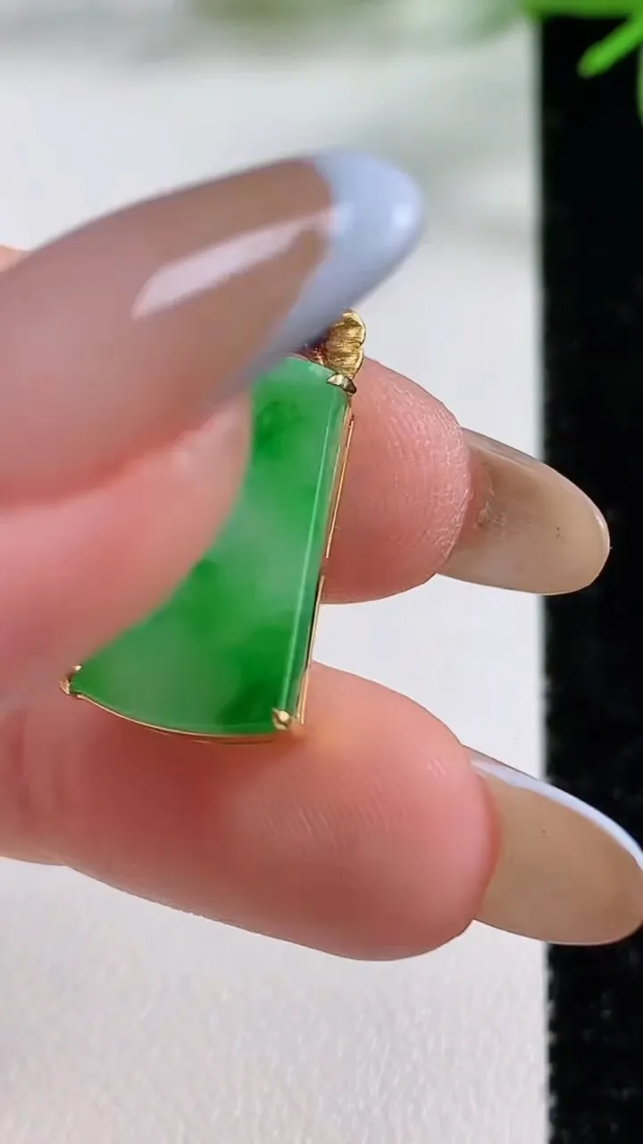 天然A货翡翠无事牌吊坠，尺寸18.8-11.8-4，重量:1.76g
11月3日