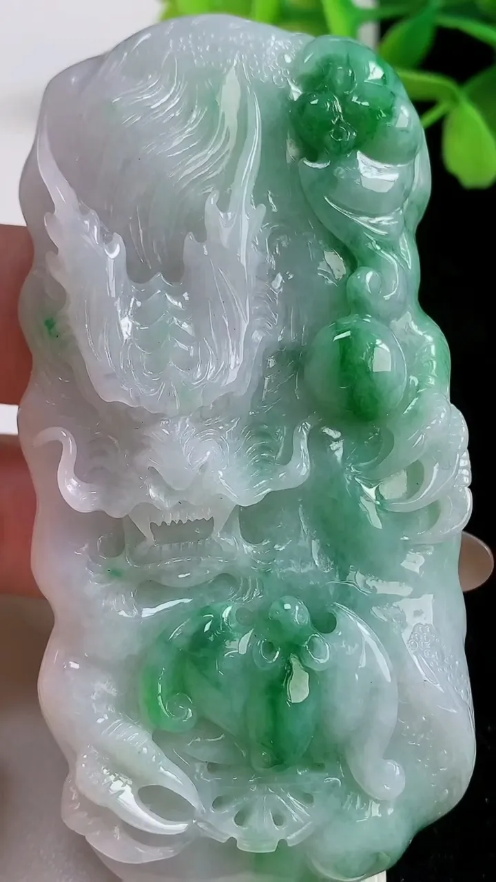 天然A货翡翠龙牌吊坠，尺寸80.3-39-11，重量:74.49g
11月3日