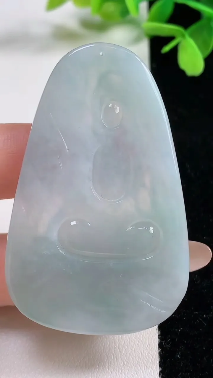 天然A货翡翠观音菩萨吊坠，尺寸58.6-37.3-5.5，重量:25.30g
11月3日