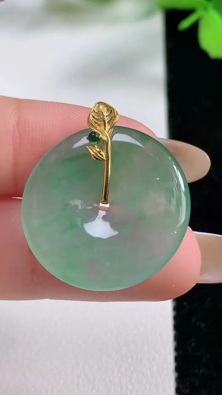 天然A货翡翠平安扣吊坠，尺寸24.2-3.5，重量:5.16g
11月3日