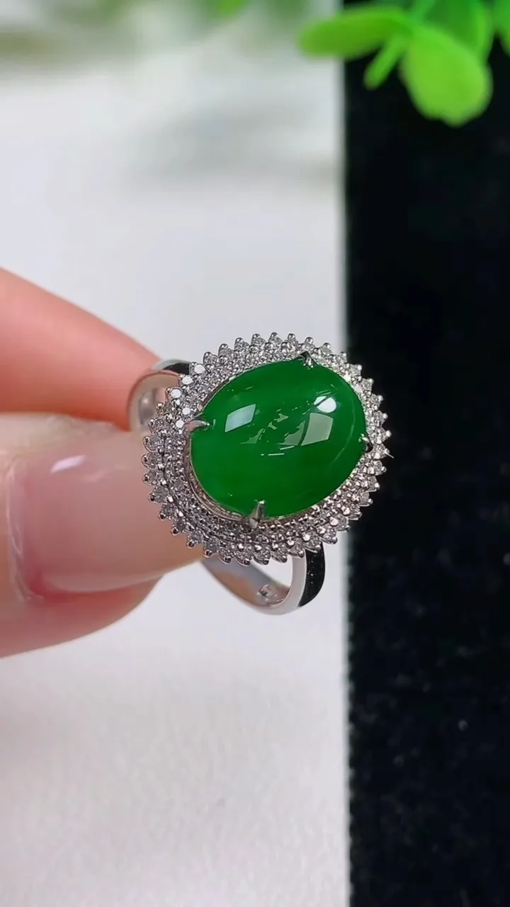 天然A货翡翠蛋面戒指，尺寸17.6-12-9.1-7.2，重量:4.04g2025年11月3日
工厂